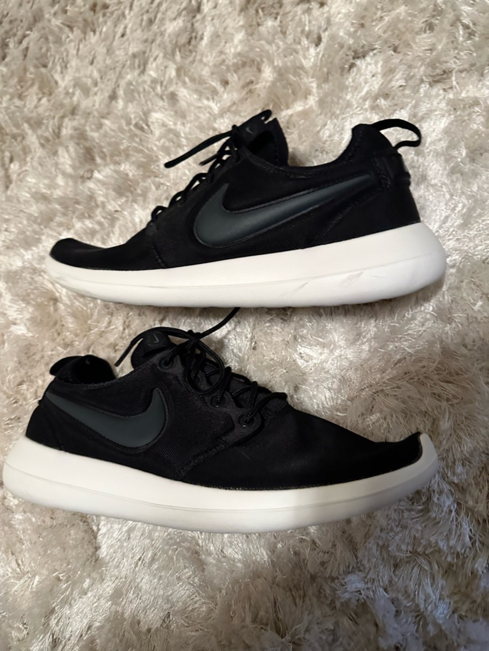 Classic Women’s Nike Roshe Black Sneakers with White Sole Size 9.5